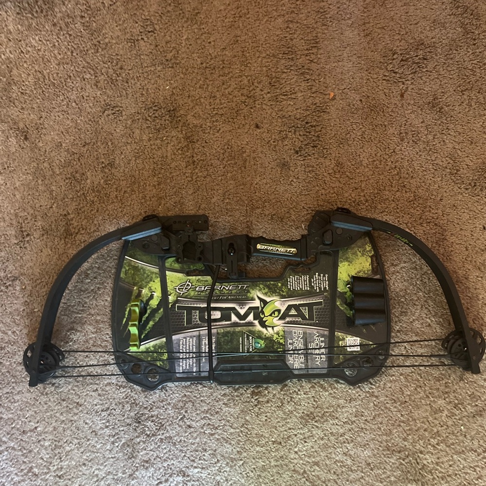 New Barnett Tomcat Youth Compound Bow 17- to 22-pound draw weight